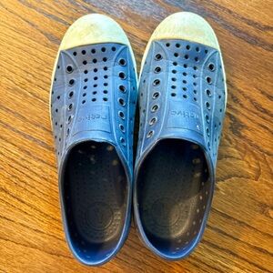 Kids Natives Jefferson slip on shoes size J2